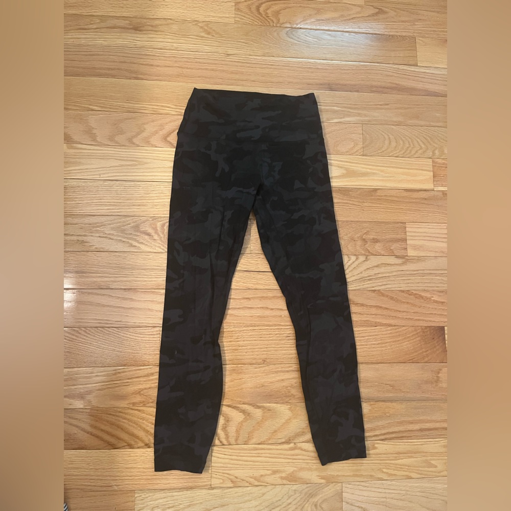 Lululemon allign leggings size 6, 25 inches, black camo